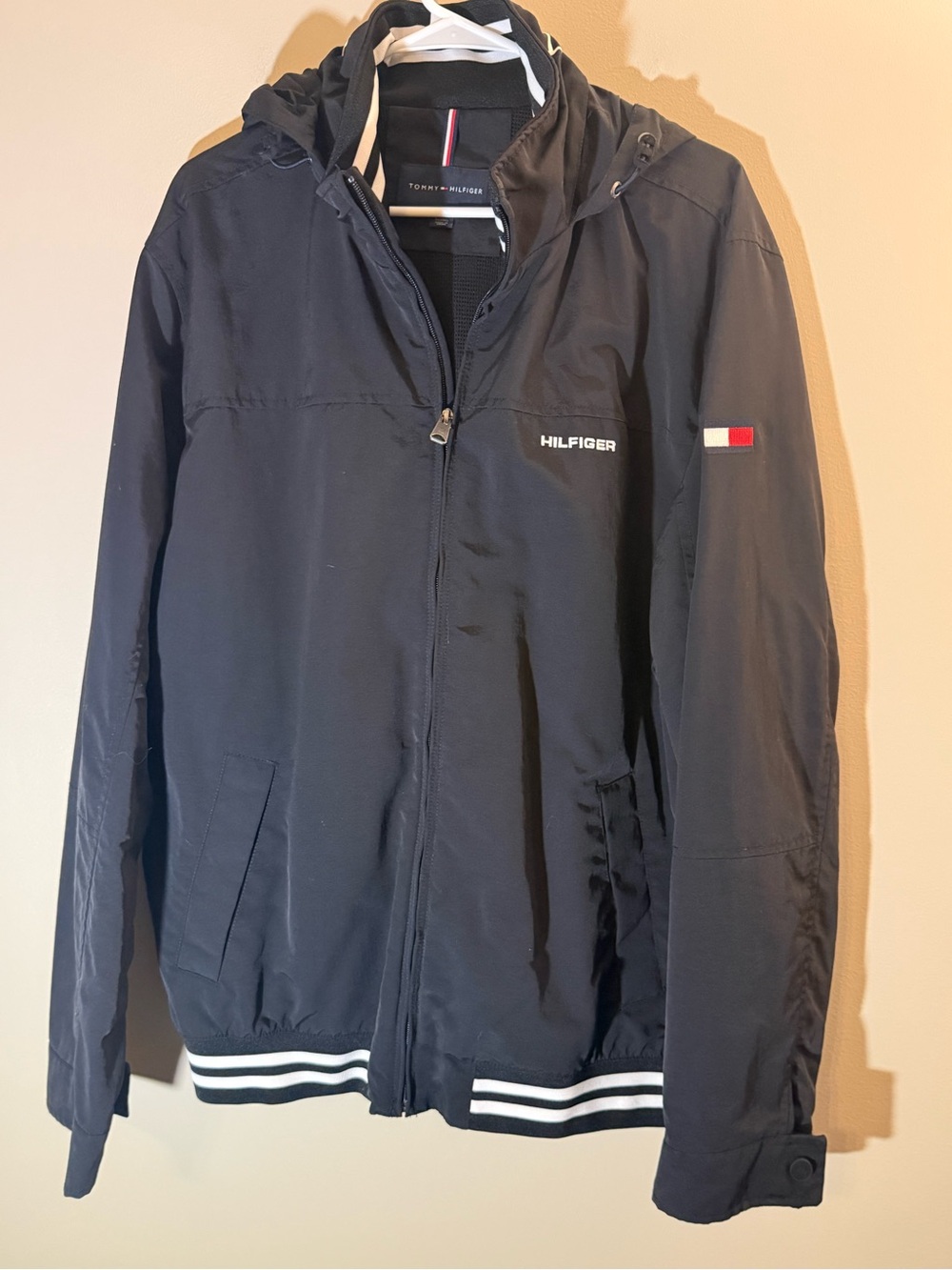 Tommy Hilfiger Men’s Black Hooded Windbreaker Jacky Flag Accent XL